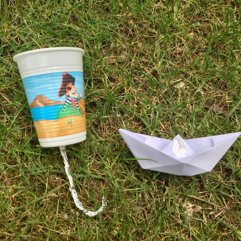 spiel-schiffe-angeln-aus-Becher-und Papierschiff-basteln