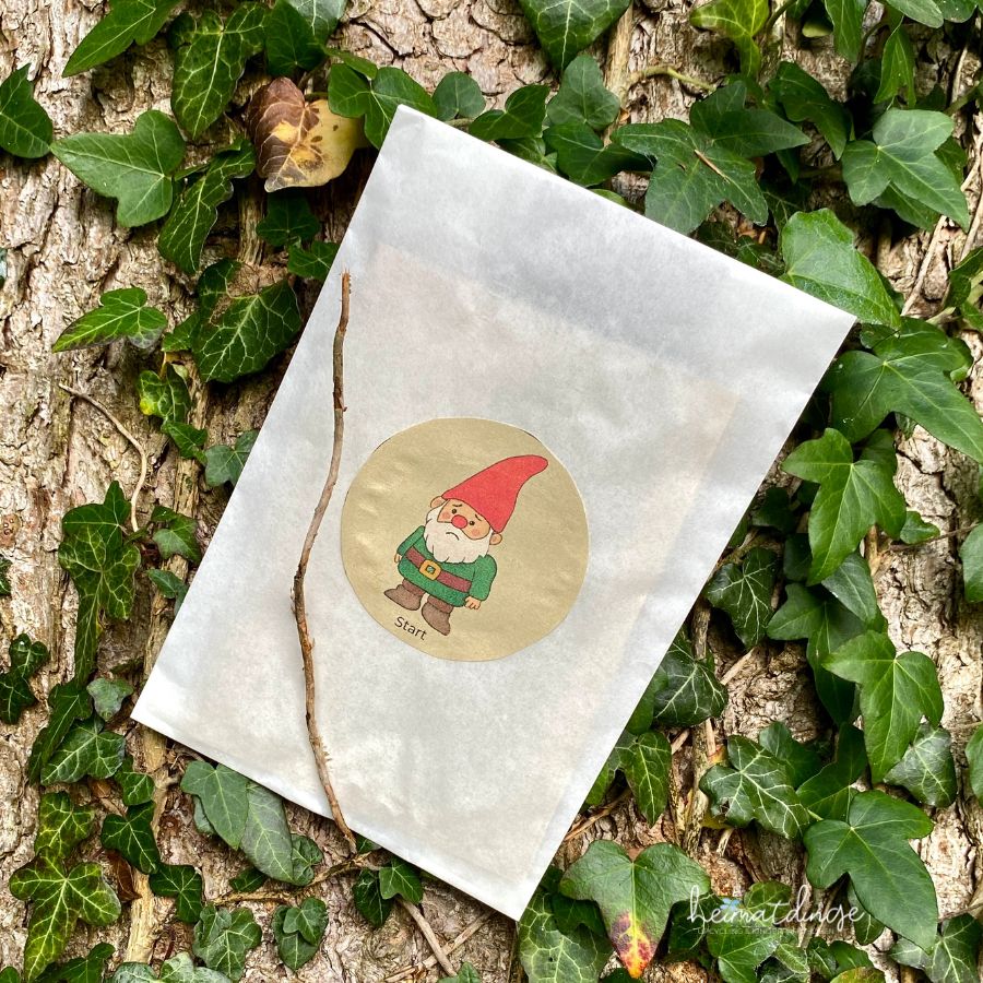 Wald Schatzsuche Aufgabe an Baum versteckt