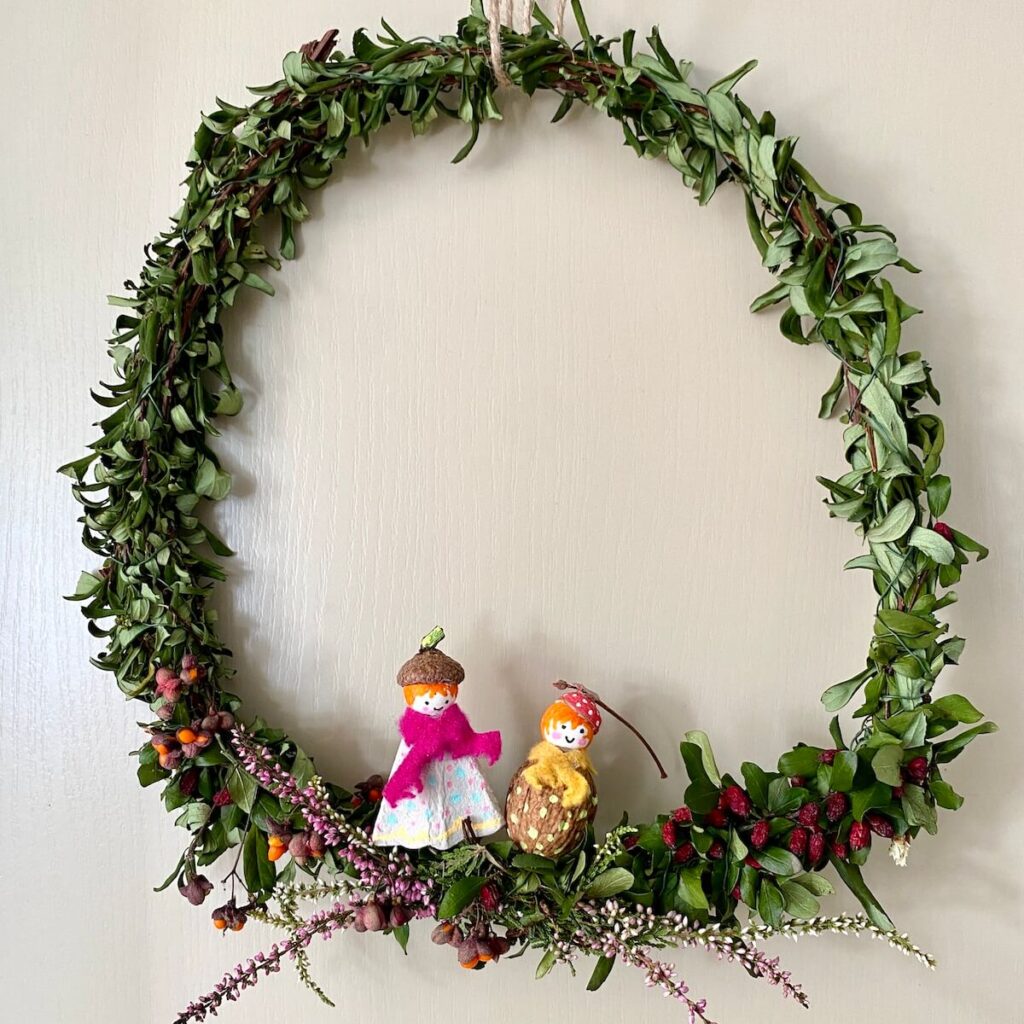 Herbstkranz aus Naturmaterialien als Herbstdeko basteln