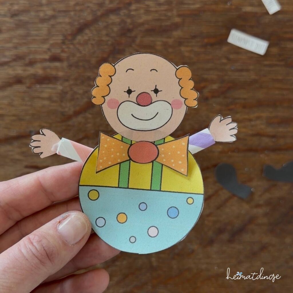 Clown für die Einladungskarte ausschneiden