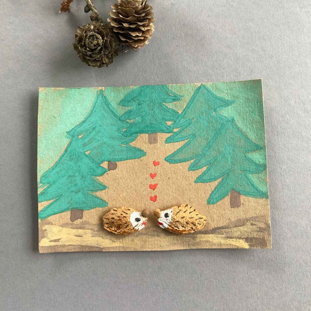 Igel Karte aus Zwetschgenkernen