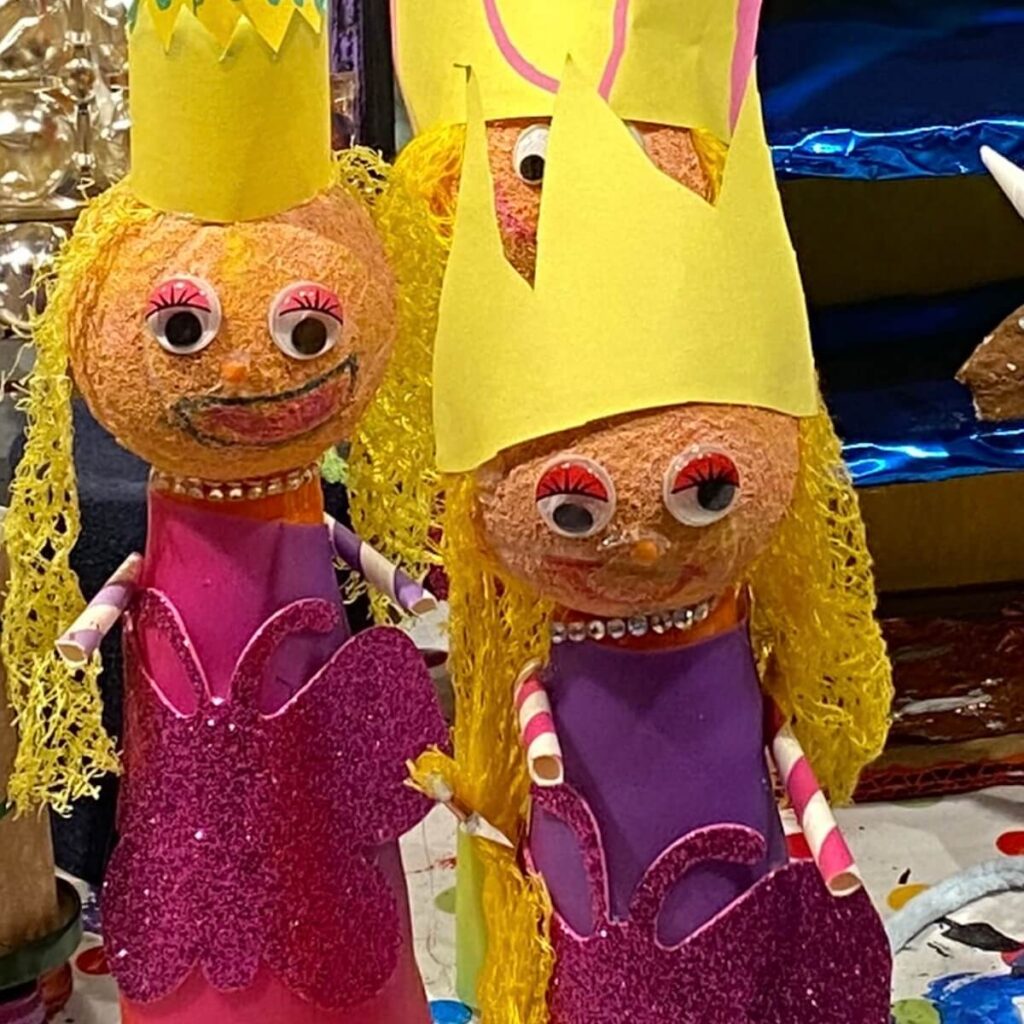 Prinzessinen aus Muell gebastelt