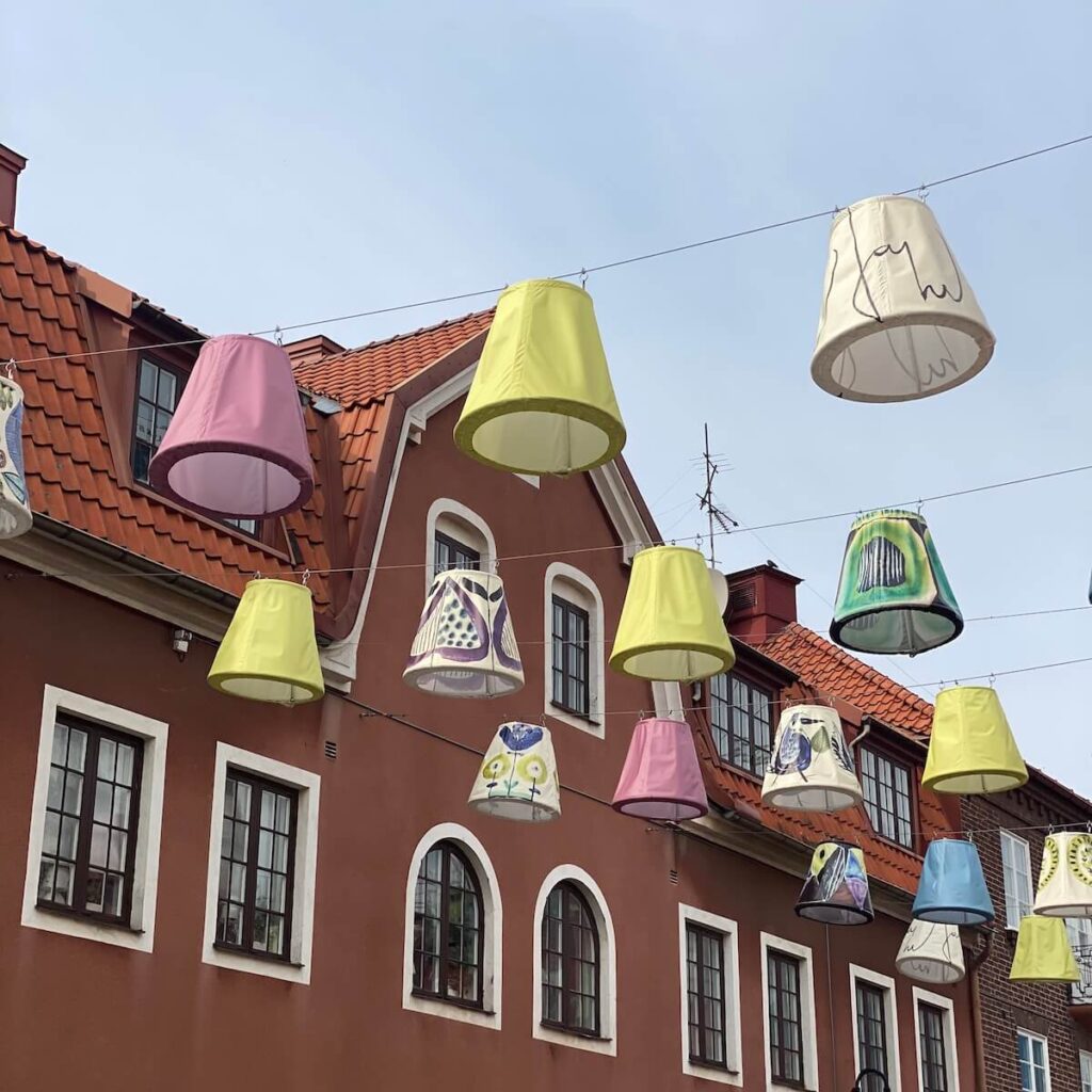 Lampions im Straßenzug von Laholm