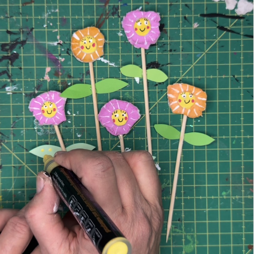 Blätter aus Bastelpapier ankleben