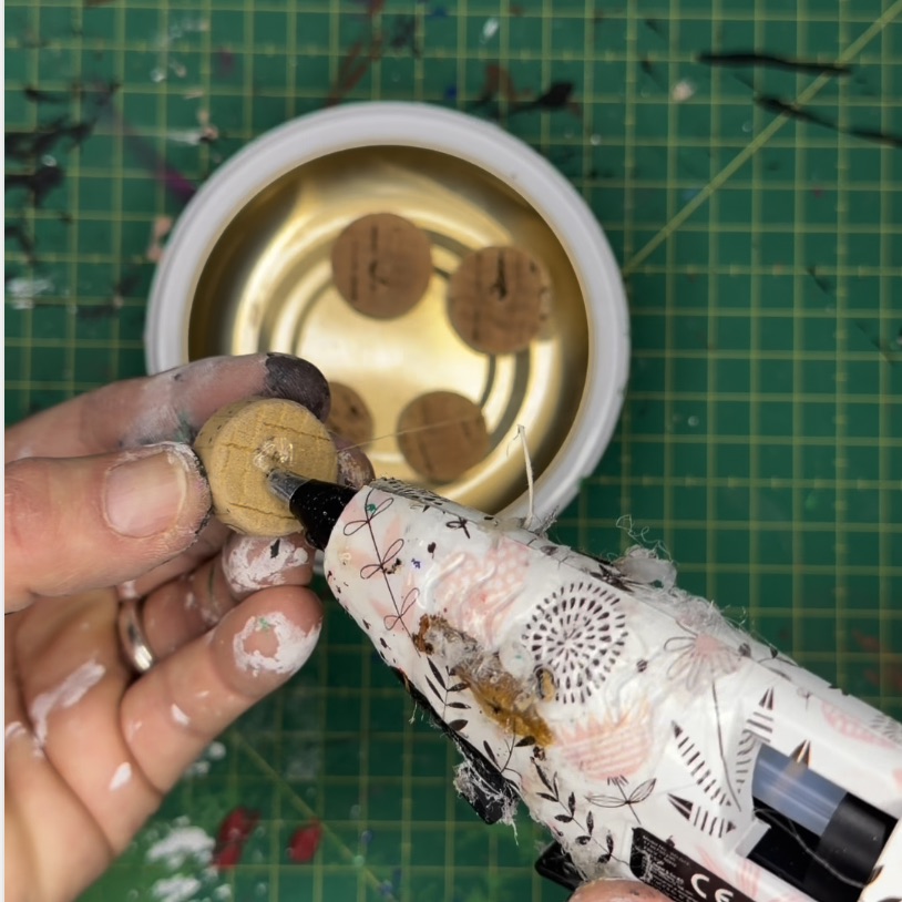 Korkenscheiben in die Form kleben