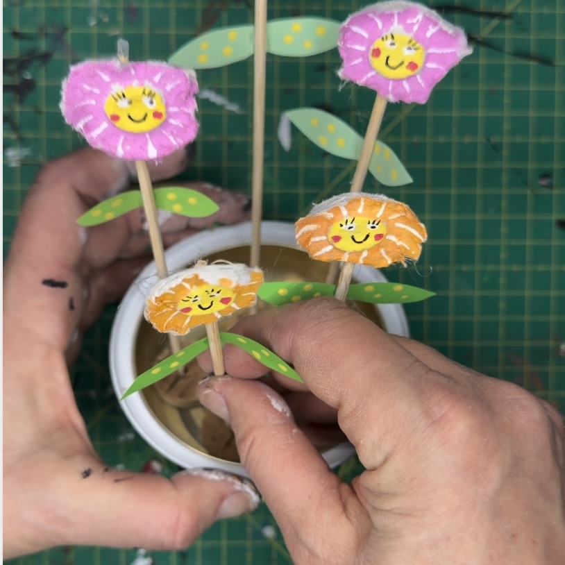 DIY Blumen aus Eierkarton in die Korken stecken