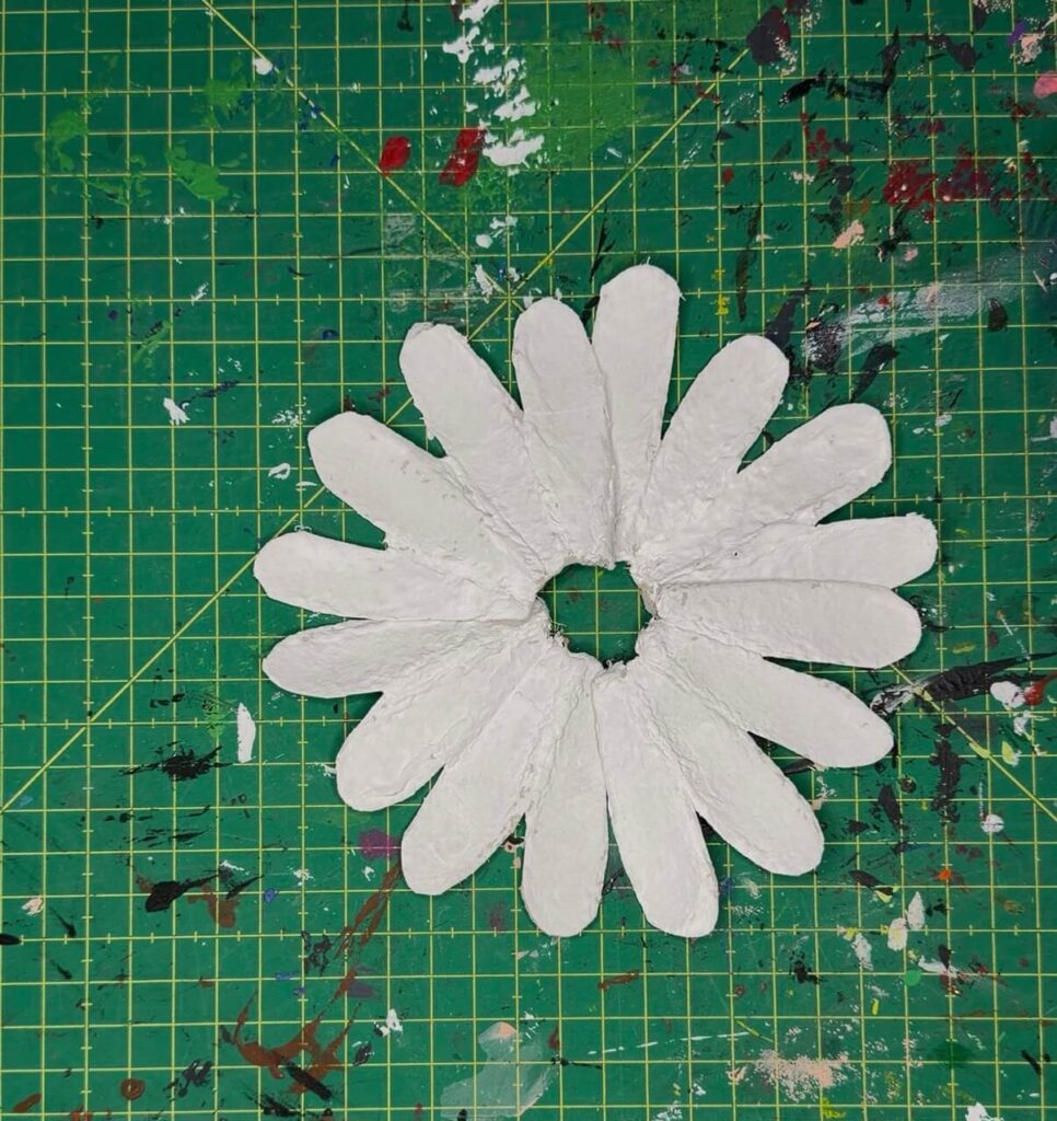 Gänseblümchen Blüten aus Eierkartonspitzen basteln