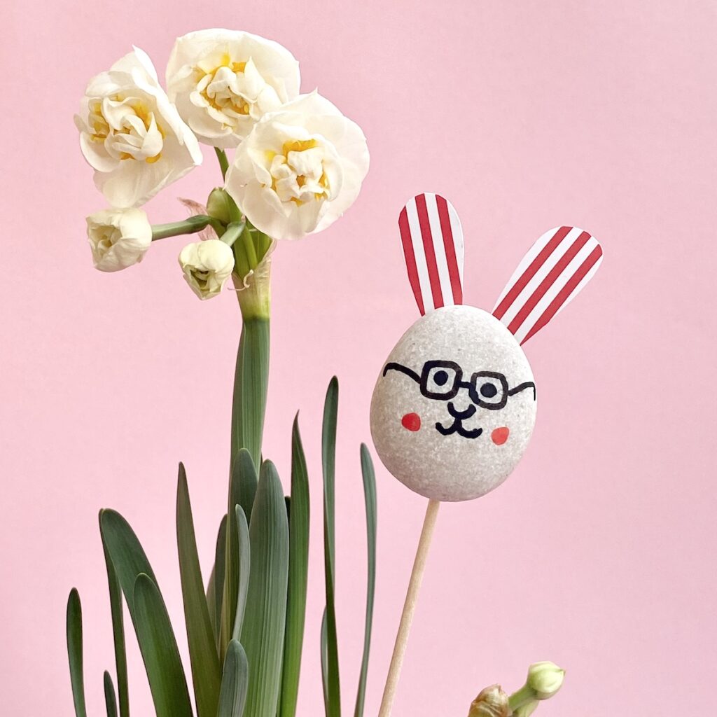 Pflanzenstecker mit Osterhasen aus Stein basteln